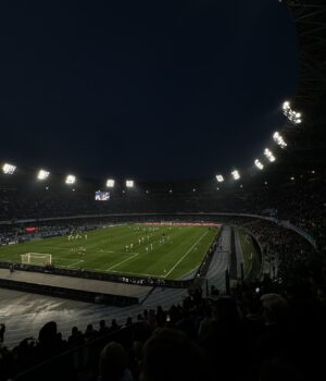 La terra trema a Napoli, e l'ombra del terremoto si allunga sulla prossima sfida di campionato tra Napoli e Milan, in programma allo stadio Diego Armando Maradona. Le recenti scosse sismiche che hanno colpito la città partenopea hanno sollevato interrogativi sulla sicurezza dell'impianto sportivo e sulla possibilità di disputare l'incontro.