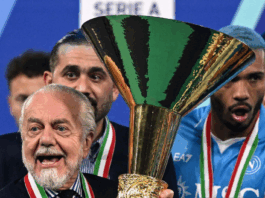Aurelio de Laurentiis presidente della società sportiva calcio Napoli con la coppa dello scudetto in mano