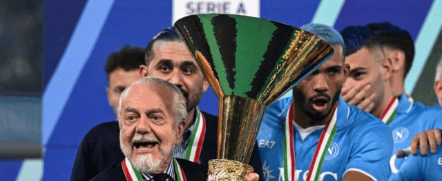 Aurelio de Laurentiis presidente della società sportiva calcio Napoli con la coppa dello scudetto in mano