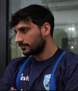 Mister Roberto Imparato durante l’ultima partita della stagione 2024/25 con il Pianura Calcio